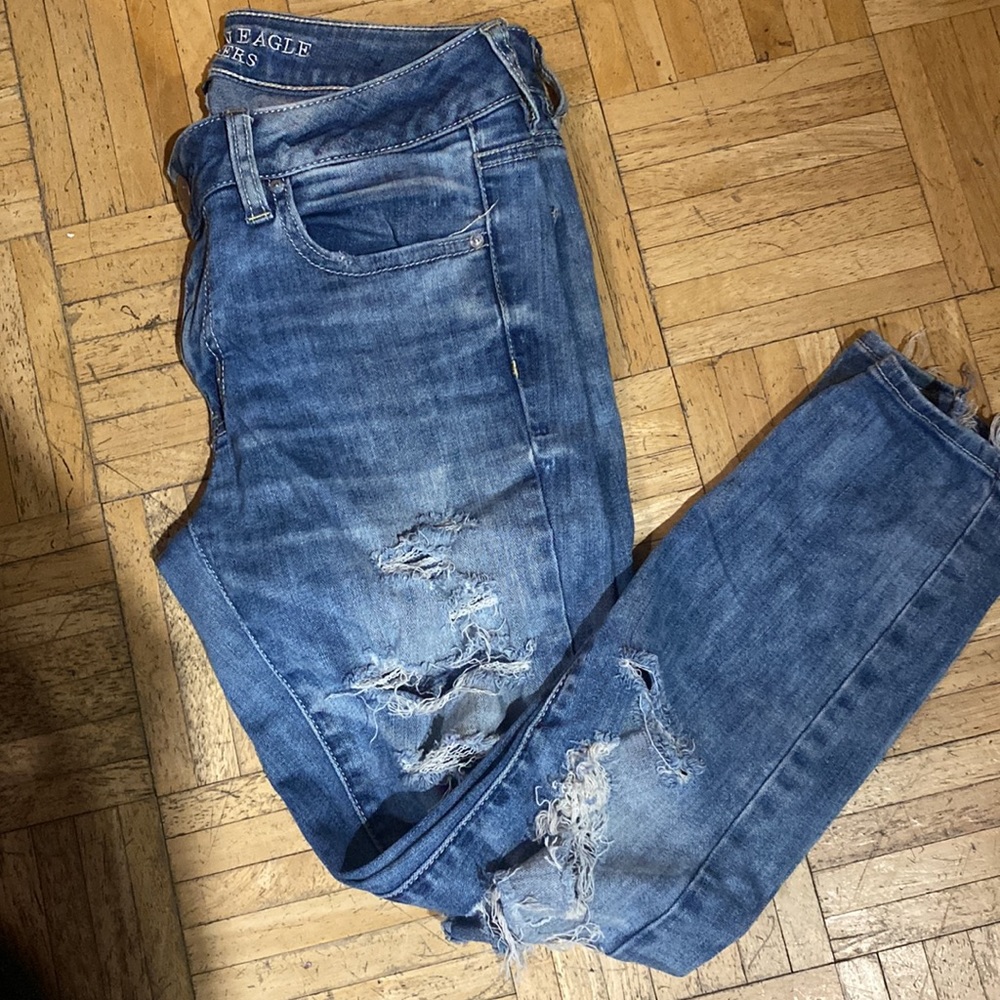 American eagle low rise size 4 jeans. Light blue wash. Stretch material.